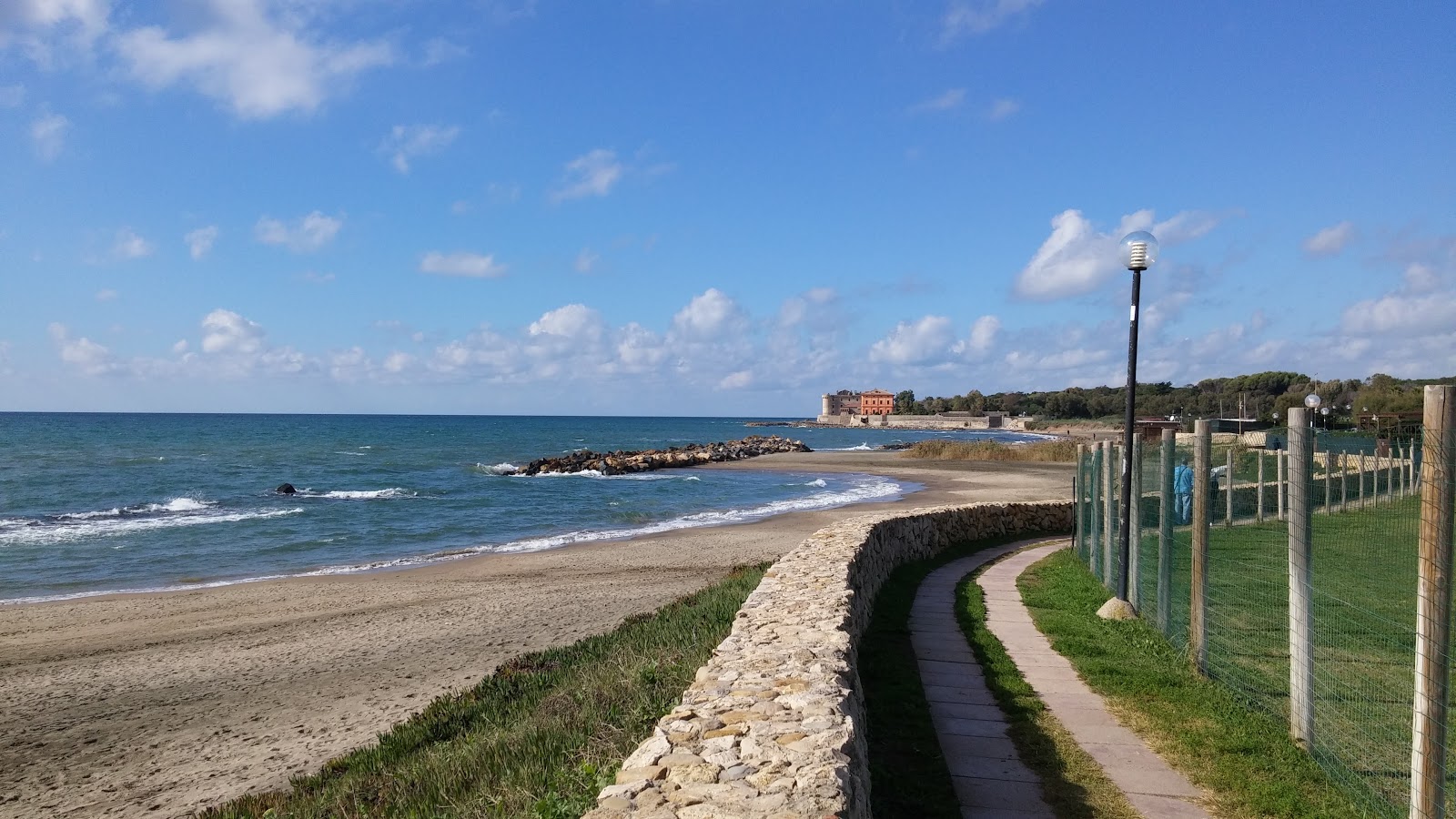 Foto von Il Castello beach und die siedlung