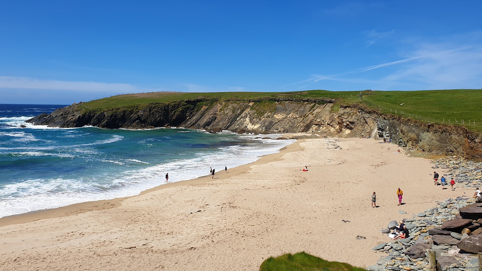 Φωτογραφία του Clogher Beach με μπεζ άμμος επιφάνεια