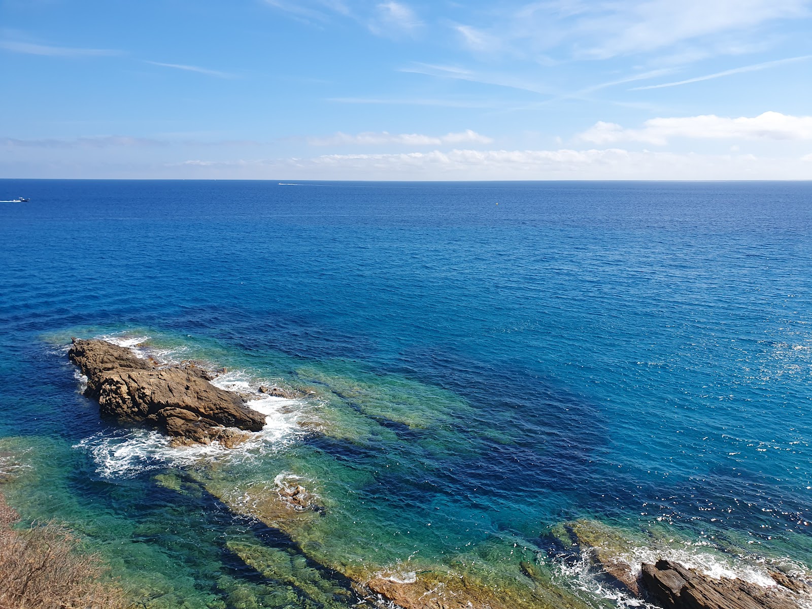Calanque Plage'in fotoğrafı dağlarla çevrili