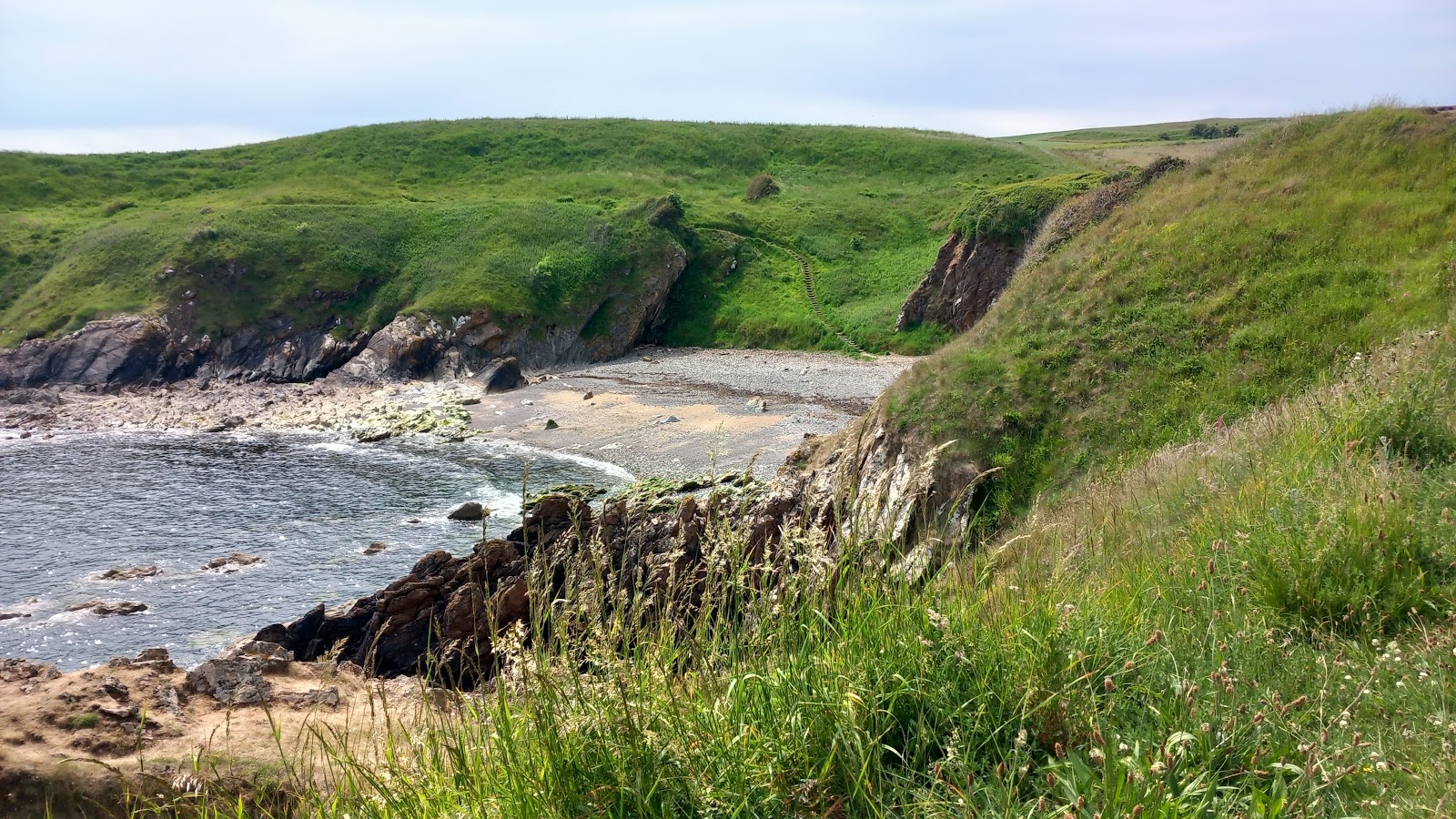 Photo de Milldown Bay Beach avec l'eau cristalline de surface