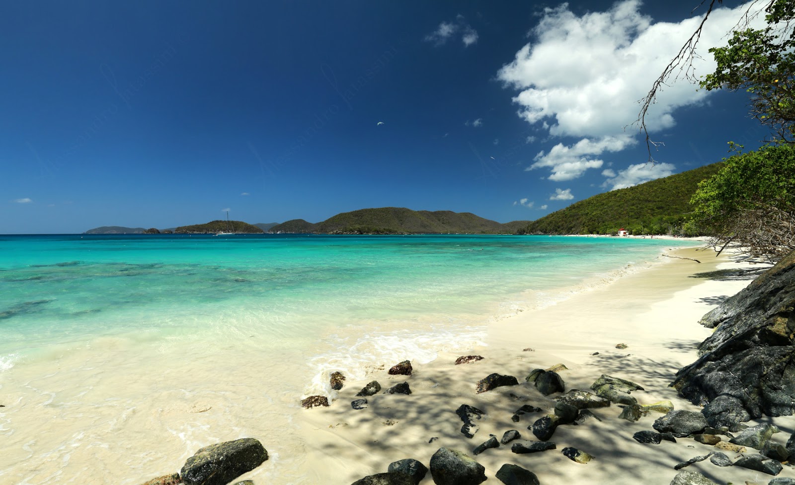 Foto di Peter Bay beach con una superficie del sabbia beige fine