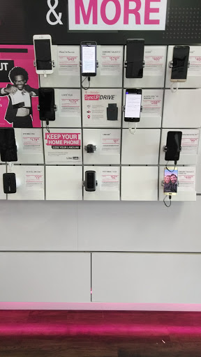 Cell Phone Store «T-Mobile», reviews and photos, 854 Cleveland Ave Suite 900, East Point, GA 30344, USA