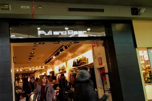 Pull And Bear image