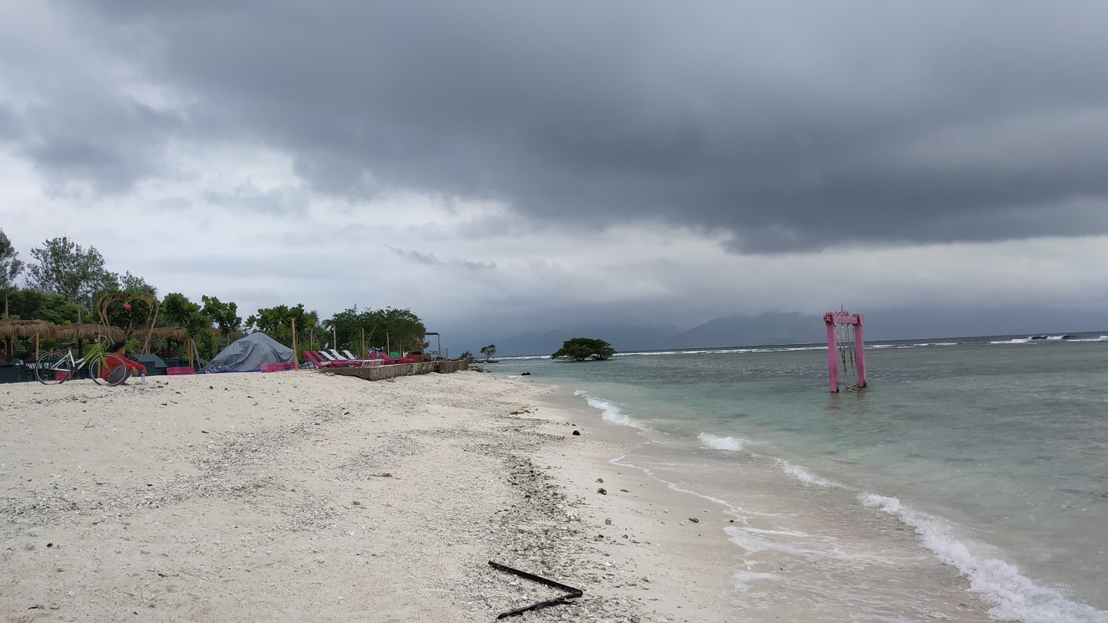 Pink Coco Beach'in fotoğrafı uçurumlarla desteklenmiş