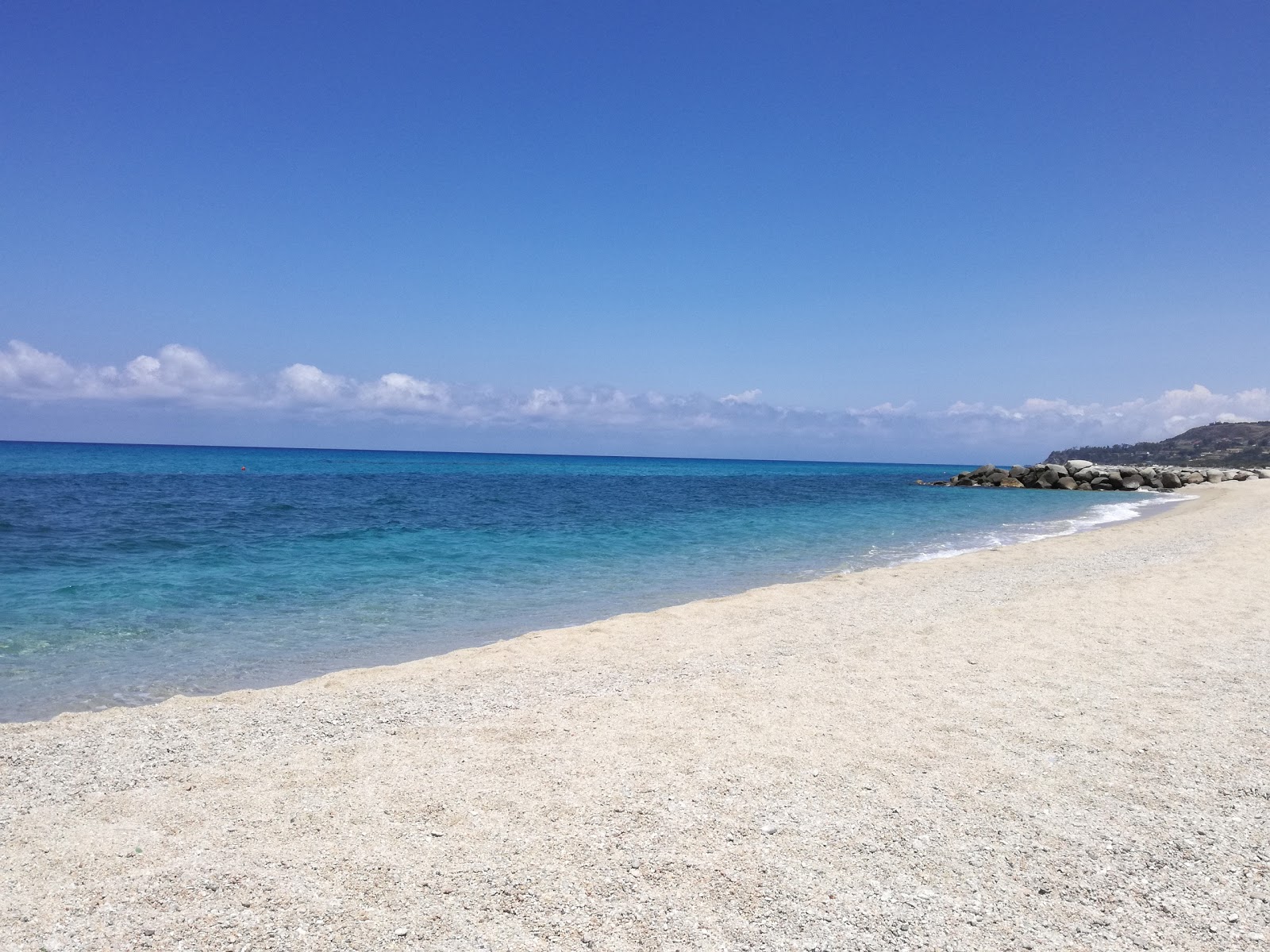 Parghelia beach'in fotoğrafı - rahatlamayı sevenler arasında popüler bir yer