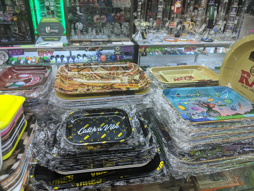 Tobacco Shop «The Hub Smoke Shop & Gifts», reviews and photos, 6410 N Oak Trafficway, Kansas City, MO 64118, USA