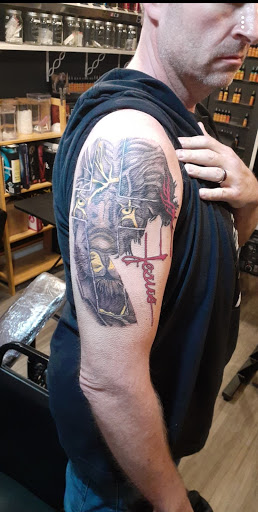 Tattoo Shop «Surreal Tattoo Studio - Kansas City Tattoo Shop», reviews and photos, 1222 W 39th St, Kansas City, MO 64111, USA