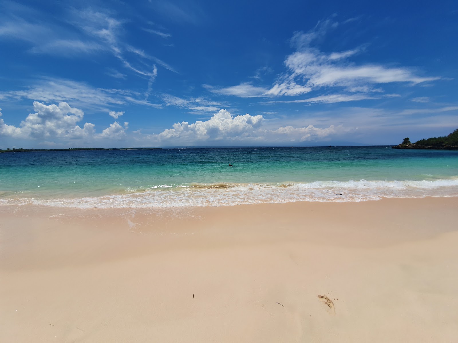 Foto von Pink Beach Lombok und die siedlung