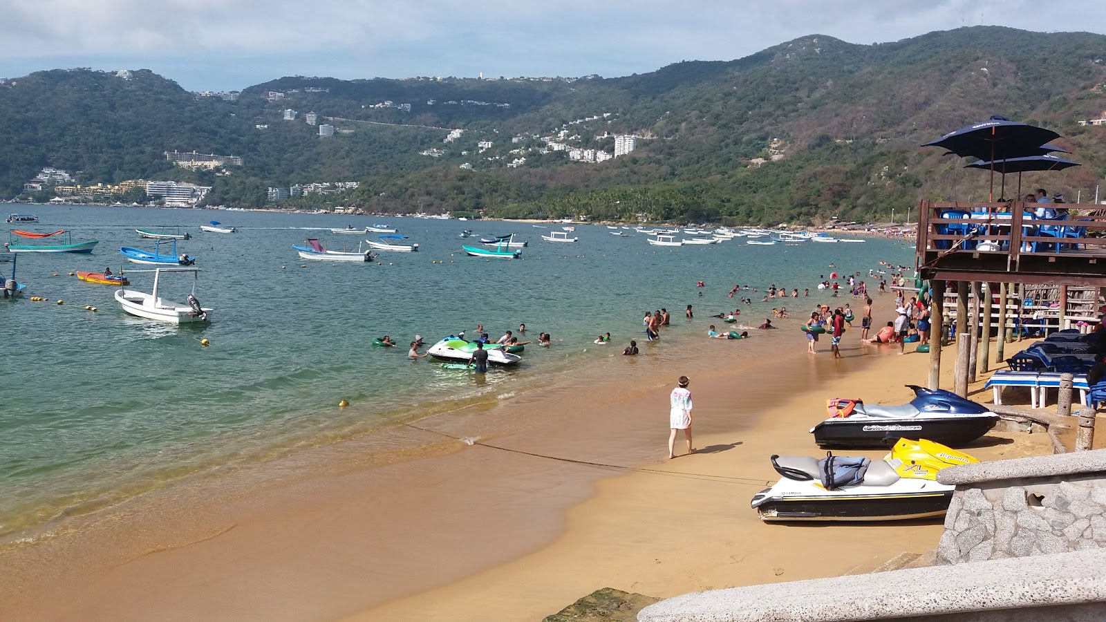 Foto von Playa Puerto Marques von Klippen umgeben