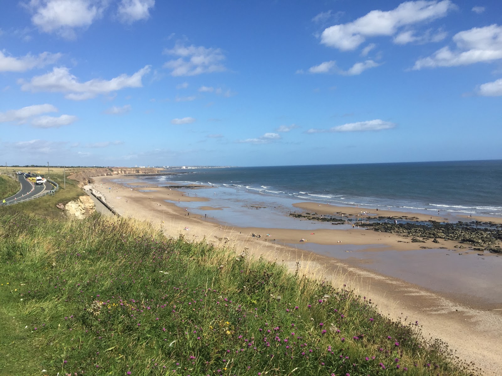 Seaham Plajı'in fotoğrafı uçurumlarla desteklenmiş