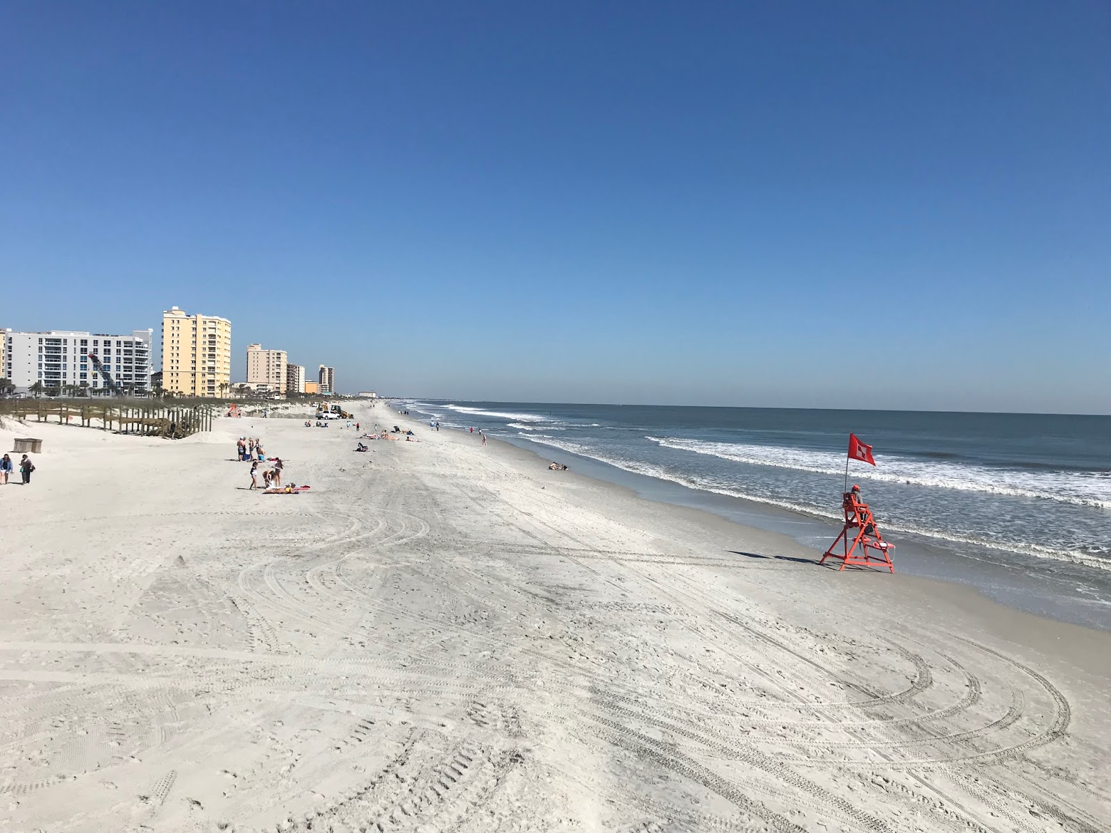 Jacksonville beach的照片 带有明亮的沙子表面