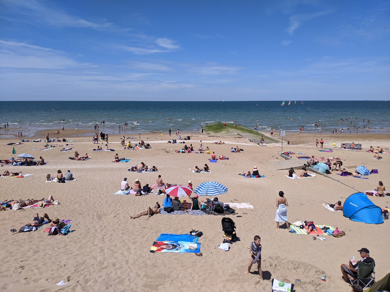 Foto von Cabour Strand und die siedlung