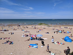 Foto von Cabour Strand und die siedlung