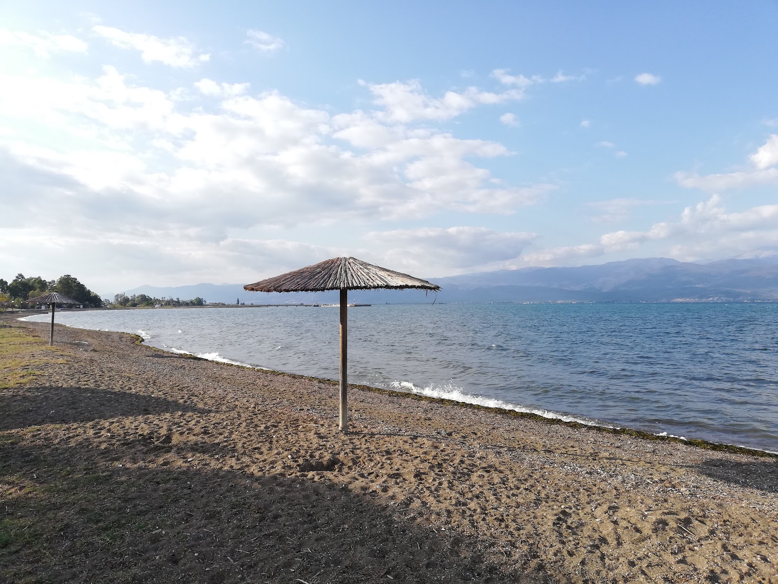 Foto af Ag.Stefanos beach med grønt vand overflade