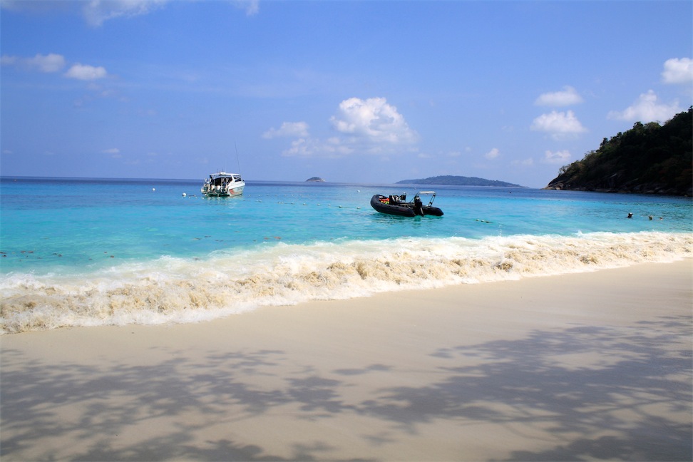 Foto von Lam Kaen Beach mit weißer sand Oberfläche