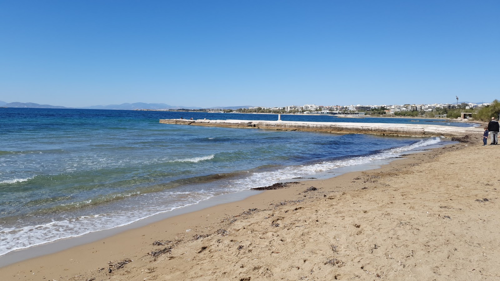 Mikro Kavouri beach'in fotoğrafı ve yerleşim