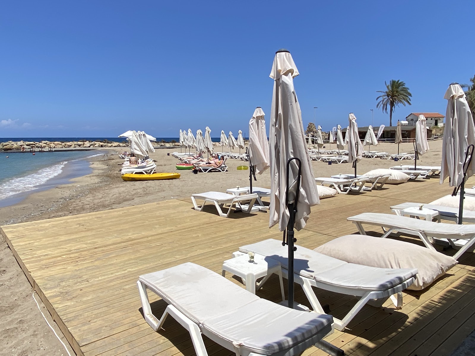 Foto de Camelot Beach com uma linha costeira reta