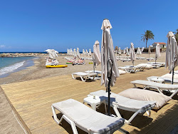 Foto de Camelot Beach com uma linha costeira reta