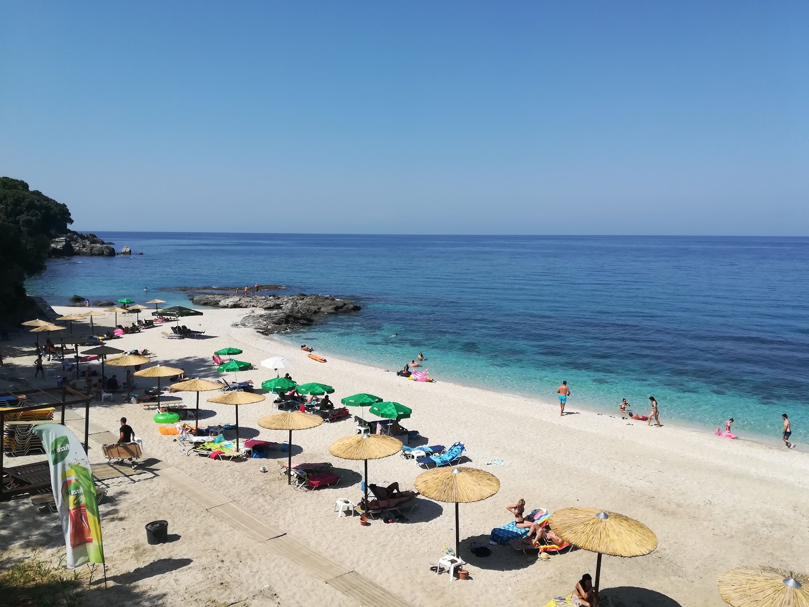 Foto av Plaka beach med turkos rent vatten yta