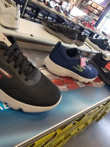 Shoe Store «SKECHERS Factory Outlet», reviews and photos, 3030 E 9th St, Oakland, CA 94601, USA