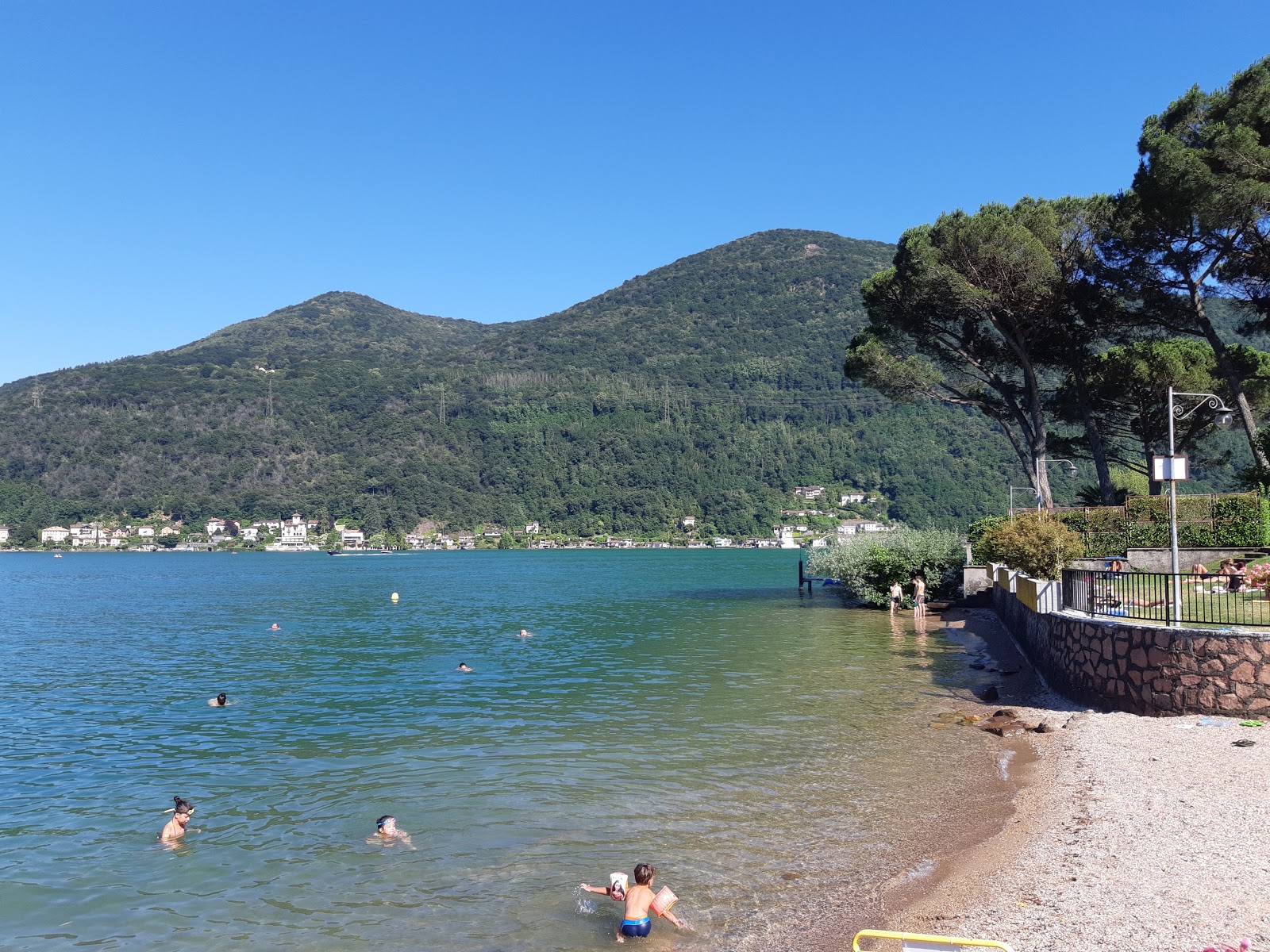 Photo de Lido Brusimpiano avec un rivage droit