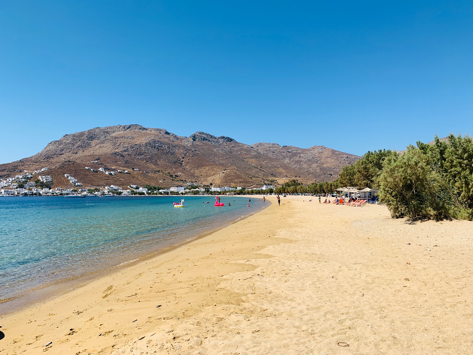 Foto van Paralia Livadi met beige zand oppervlakte
