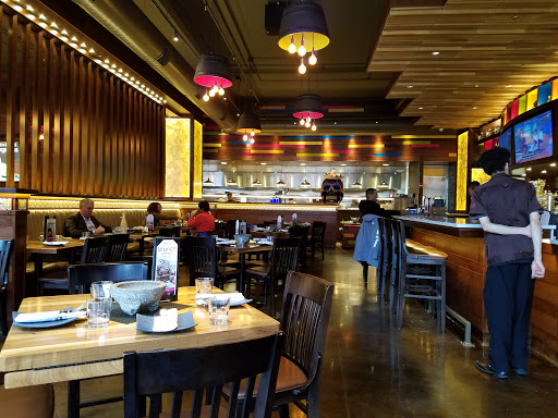 Movie Theater «ShowPlace ICON Theatres at Roosevelt Collection with ICON•X - Chicago», reviews and photos, 1011 S Delano Ct, Chicago, IL 60605, USA