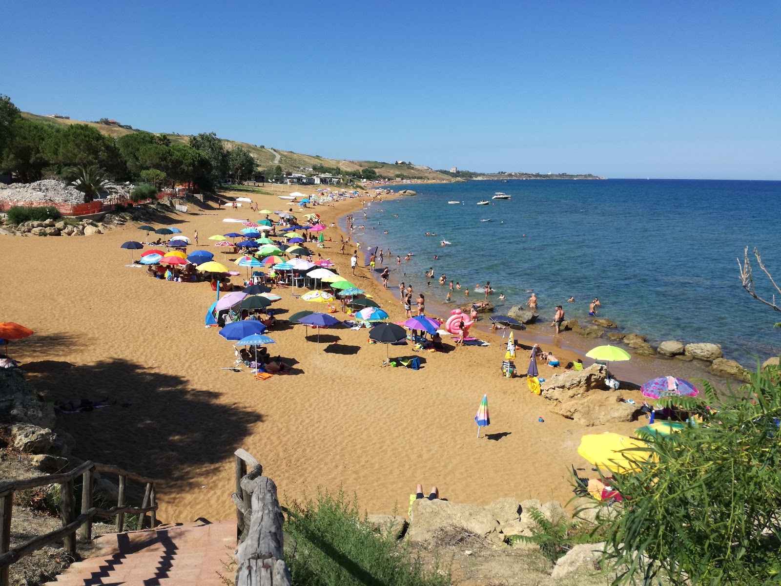 Fotografija Spiaggia di Marinella z fino rjavi pesek površino