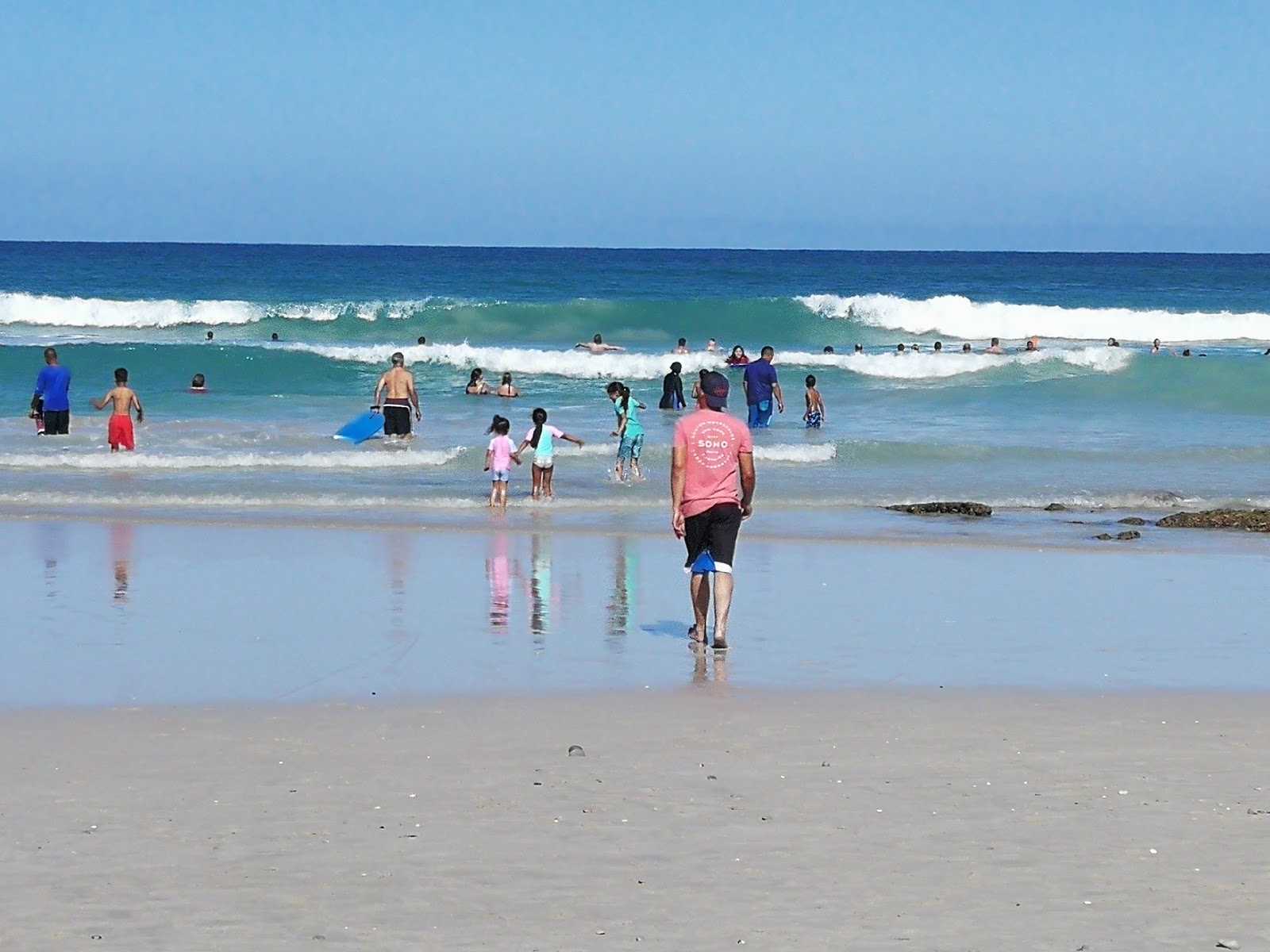 Foto di Roman beach con una superficie del acqua turchese