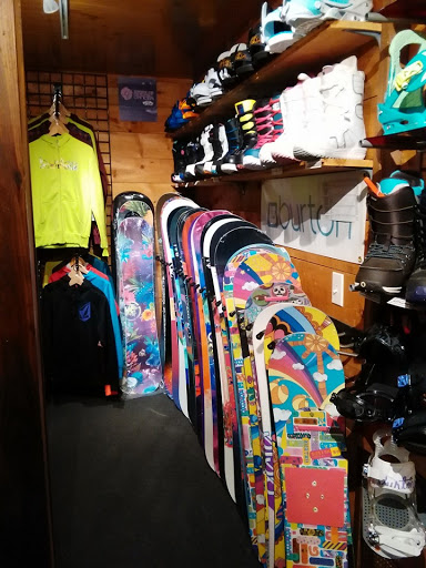 Snowboard Shop «No School Snowboard Shop», reviews and photos, 123 Old 108 Loop, Jeffersonville, VT 05464, USA