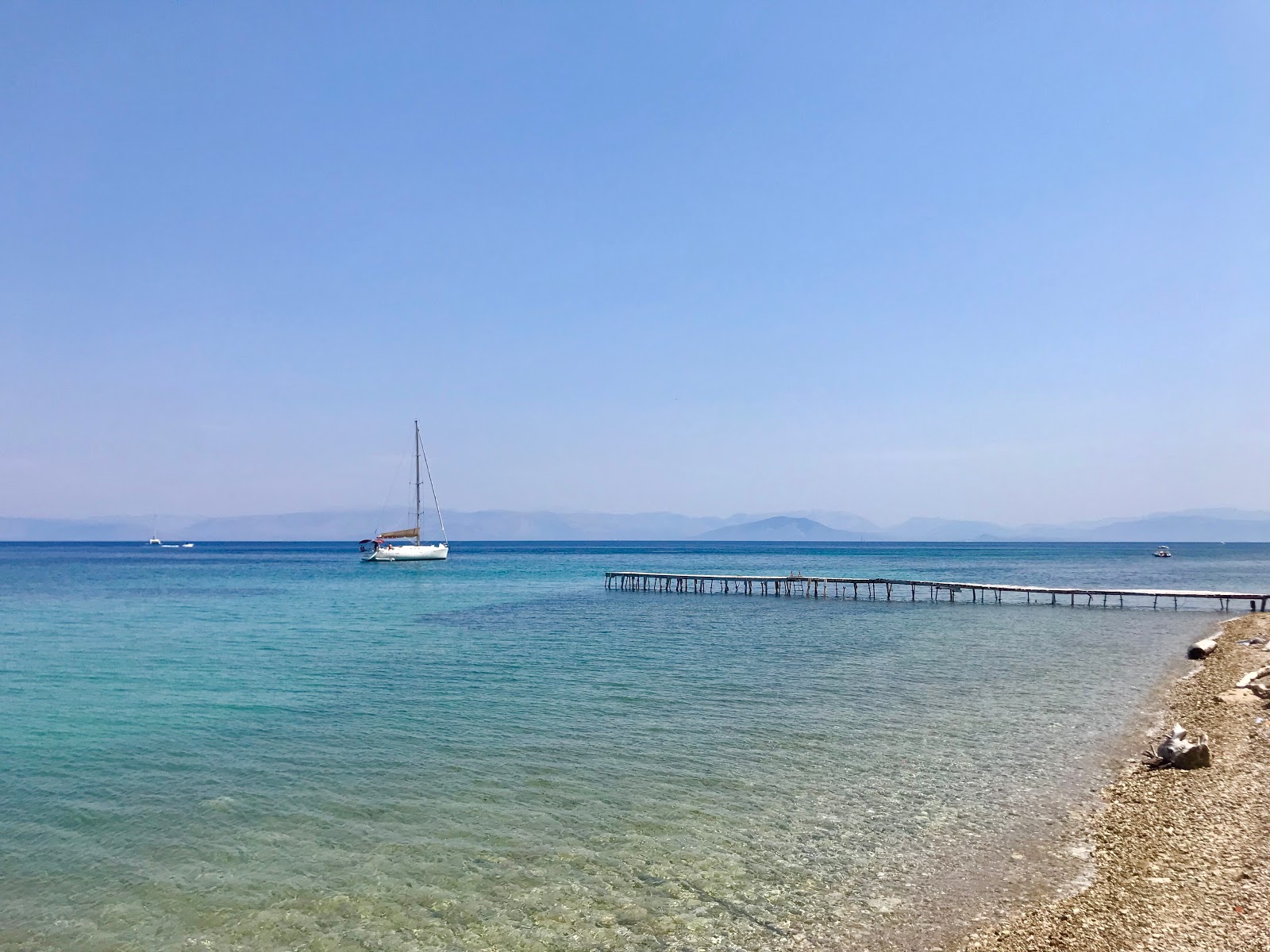 Foto di Kalami beach con una superficie del ciottoli marroni