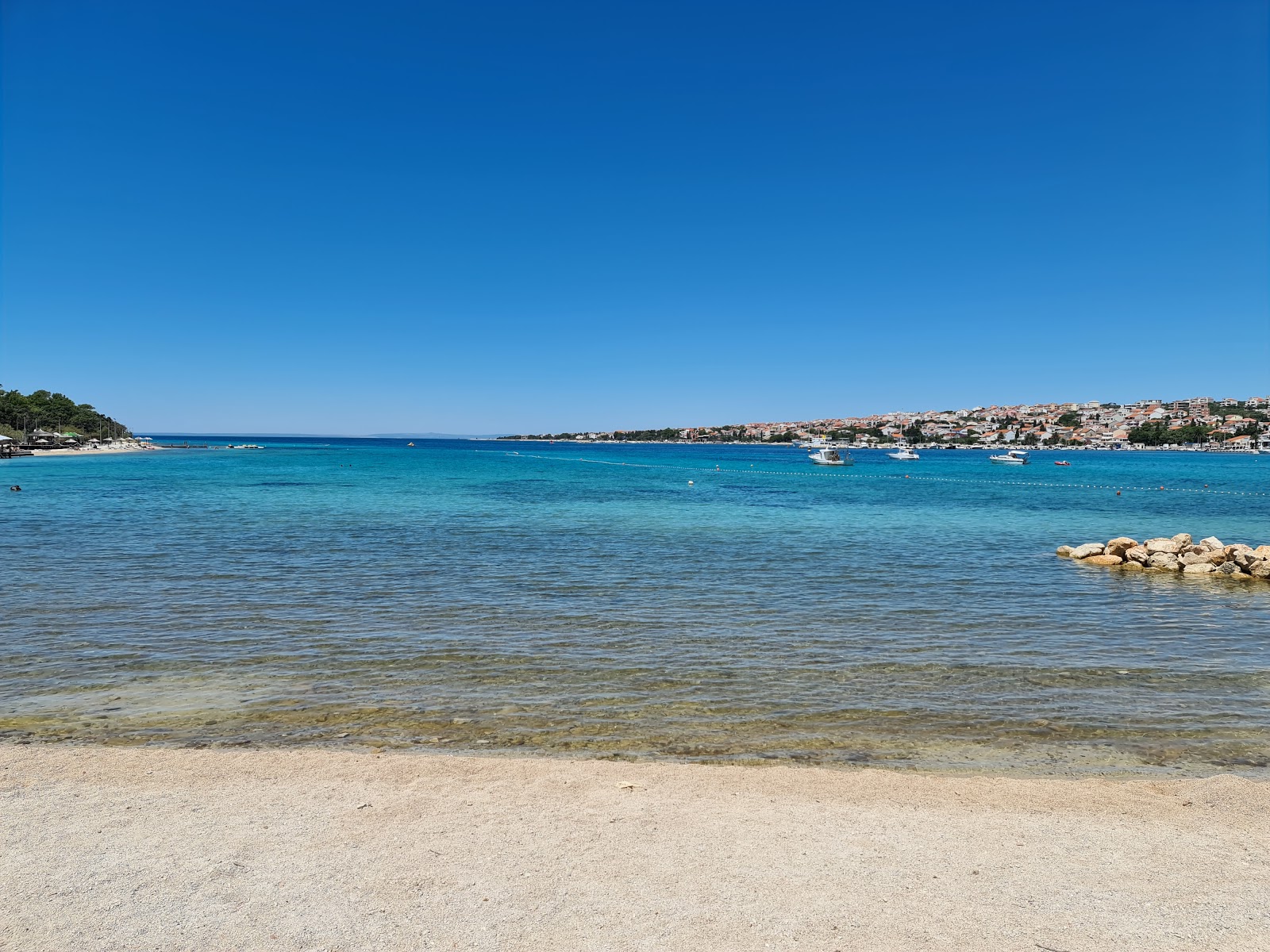 Vrtic beach'in fotoğrafı - rahatlamayı sevenler arasında popüler bir yer