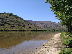 Praia Fluvial Foz do Rio Sabor'in fotoğrafı - rahatlamayı sevenler arasında popüler bir yer