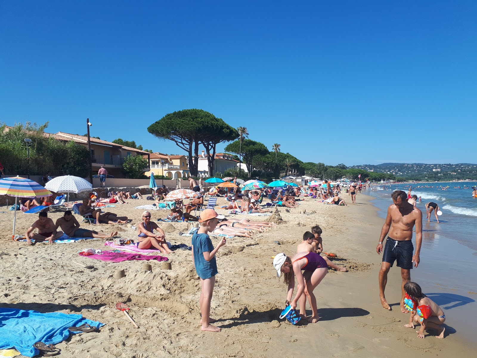 Foto di Plage de Cavalaire-sur-Mer con costa lunga e dritta