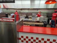 Atmosphère du Restaurant de hamburgers Five Guys Toulouse Blagnac - n°7