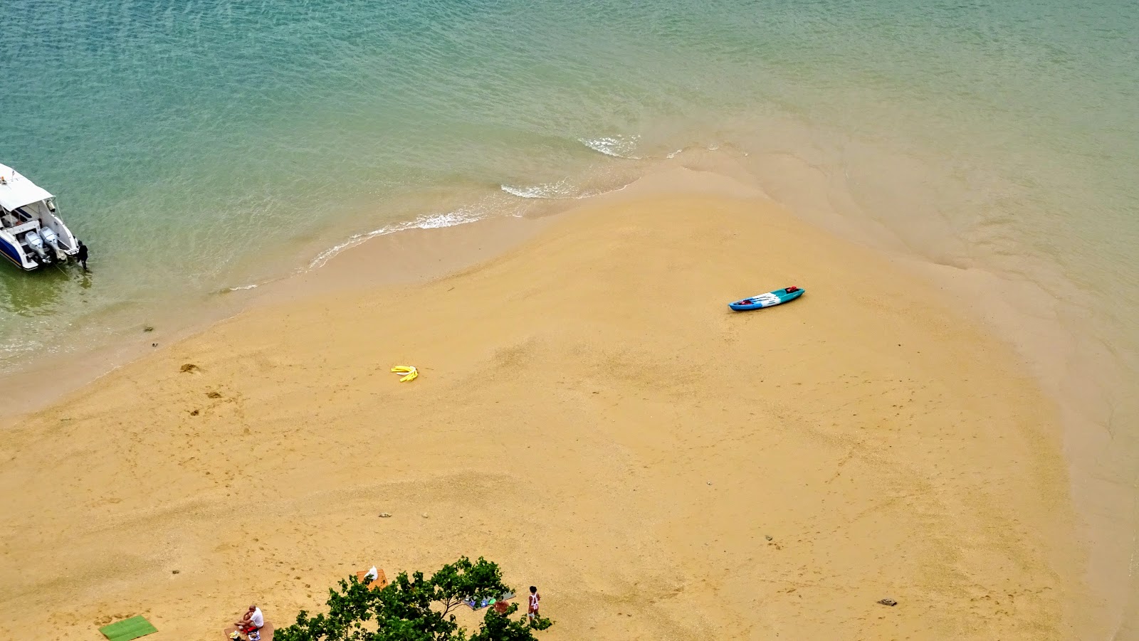 Foto de Ko Nok Beach com areia clara e seixos superfície