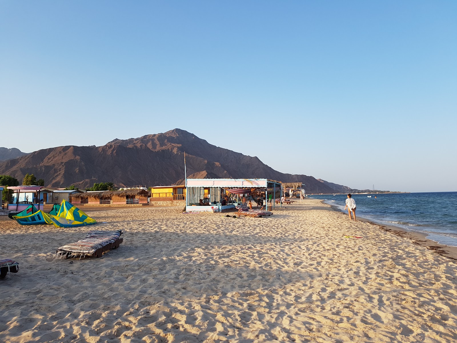 Fotografie cu Dana beach sprijinit de stânci