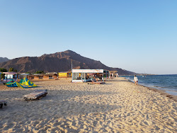 Fotografie cu Dana beach sprijinit de stânci