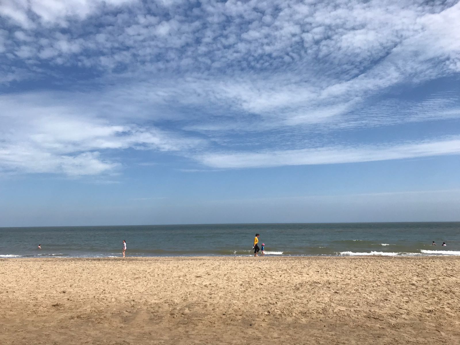 Foto de Brittas Bay Beach - lugar popular entre os apreciadores de relaxamento