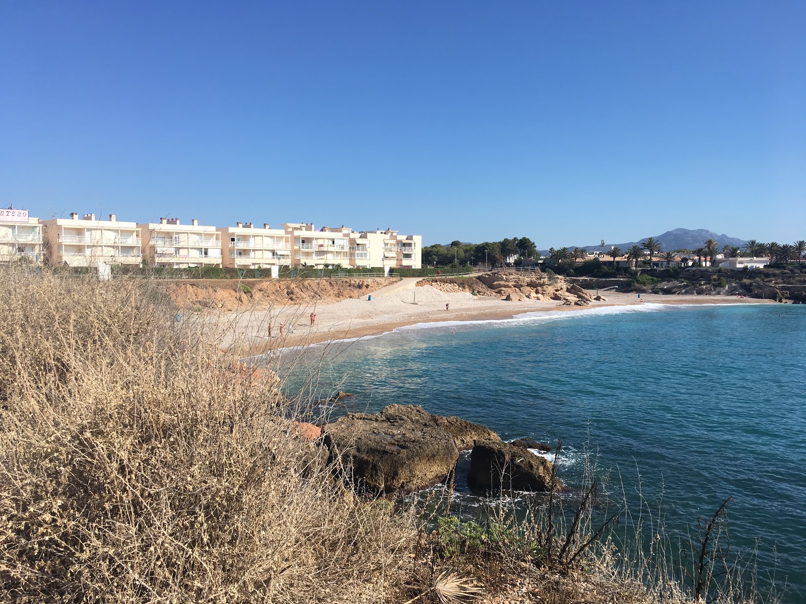 Foto di Platja de la Barbiguera con una superficie del piccoli ciottoli grigi