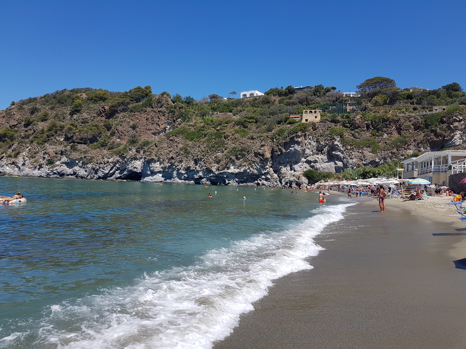 Foto van Strand van Arenile Di San Francesco met helder fijn zand oppervlakte
