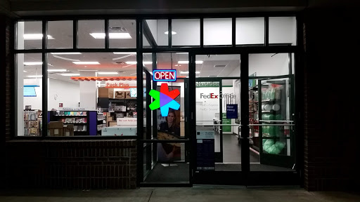 Print Shop «FedEx Office Print & Ship Center», reviews and photos, 175 Glastonbury Blvd Suite 3, Glastonbury, CT 06033, USA