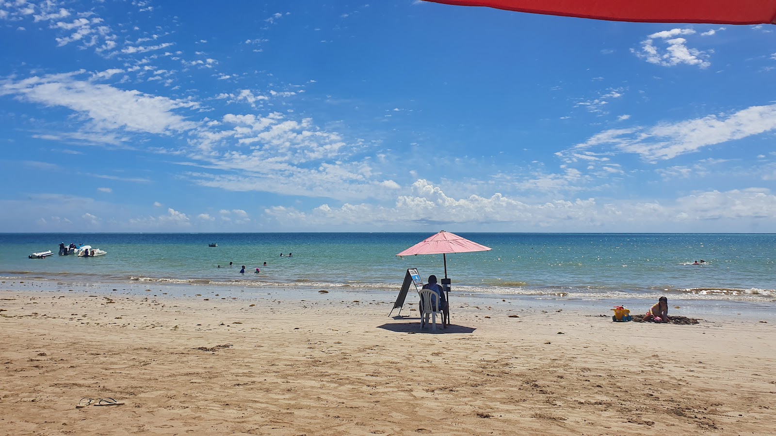 坎博因哈海滩的照片 带有碧绿色纯水表面