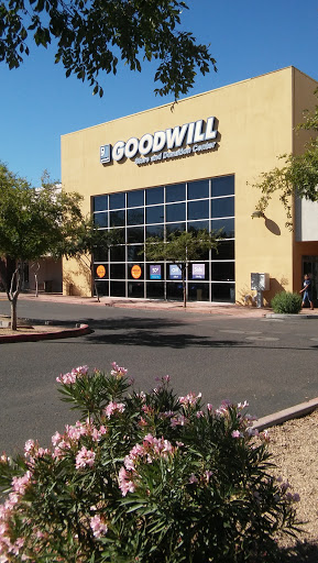 Thrift Store «Gilbert & Guadalupe Goodwill Retail Store & Donation Center», reviews and photos, 868 N Gilbert Rd, Gilbert, AZ 85234, USA