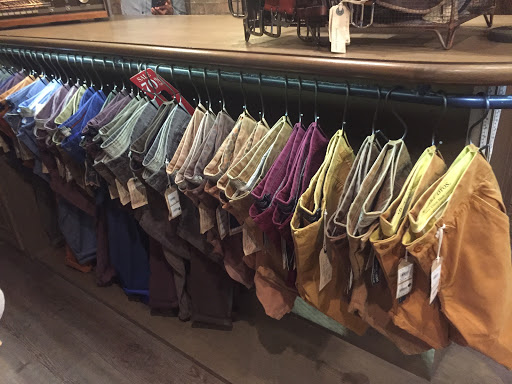 ร้านค้าเพื่อซื้อกางเกงเหงื่อของผู้ชาย กรุงเทพฯ