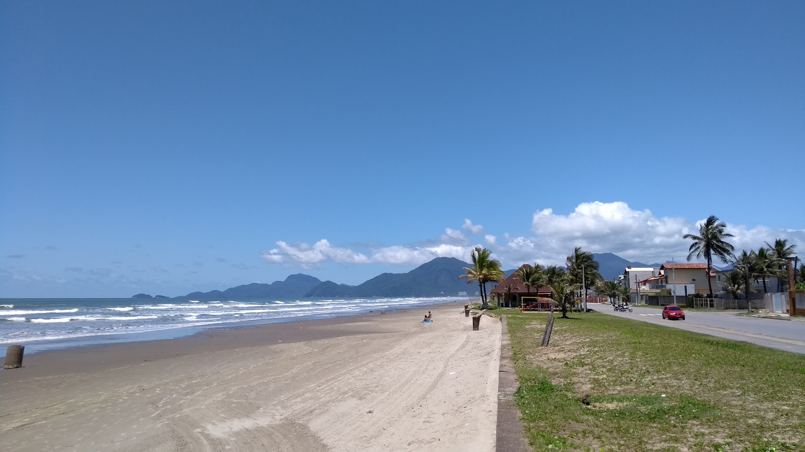 Foto di Spiaggia Balnearia Belmira Novaes con una superficie del sabbia beige fine