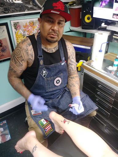 Explore traditional knee tattoo ideas, creative tattoo ideas in Manchester, available at New Inkland Tattoo Co