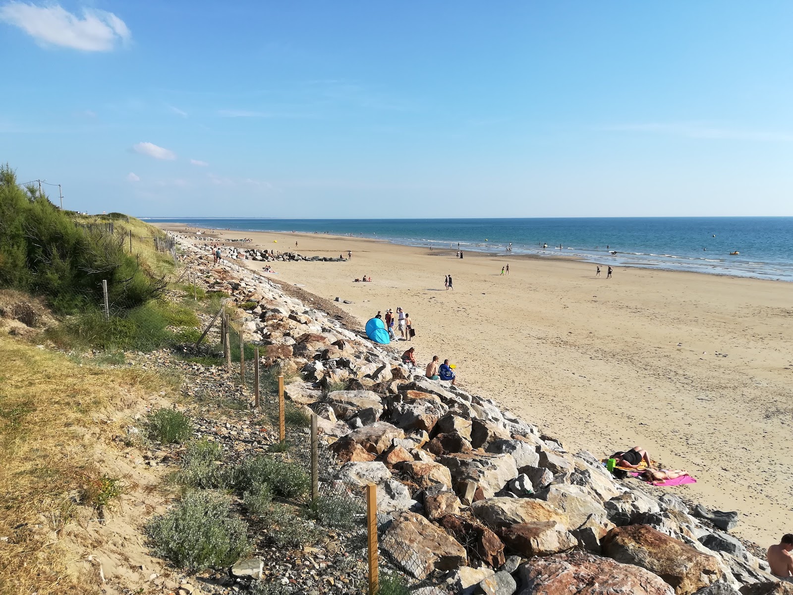 Foto di Plage de Saint Germain sur AY con una superficie del sabbia beige