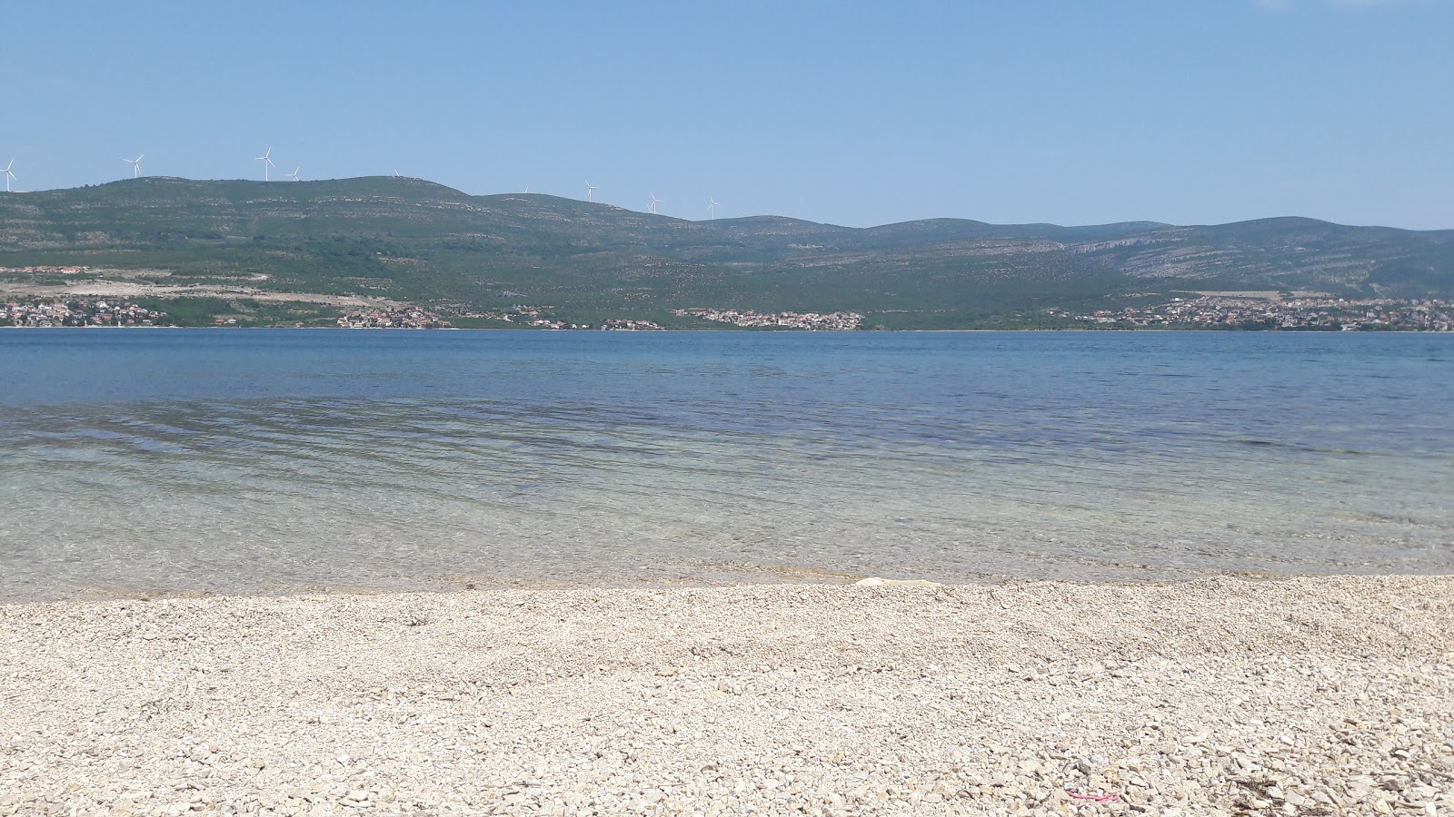 Foto van Bukva beach omringd door bergen