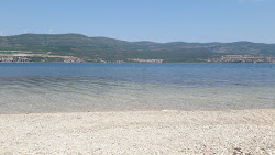 Foto van Bukva beach omringd door bergen